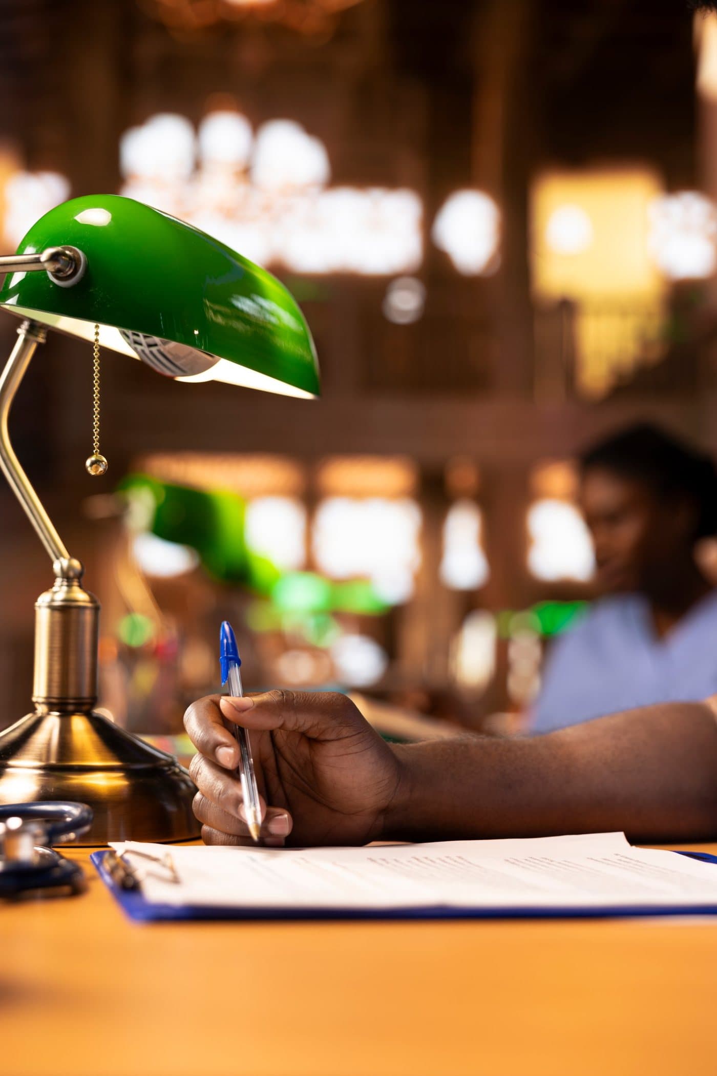 Lampe de bureau et dossier en cours de signature